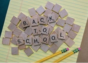 Back to School mit Scrabble-Kacheln geschrieben